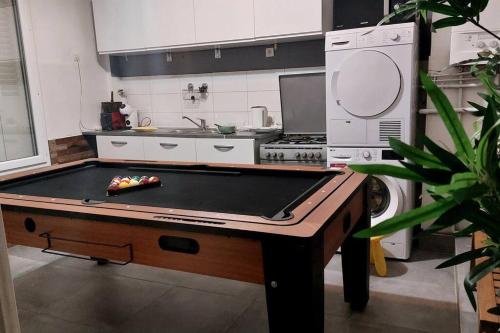 - une cuisine avec une table de ping-pong dans l'établissement Fun & Detente F3 60m2 pour 6 personnes - Paris Porte de la Villette, à Aubervilliers