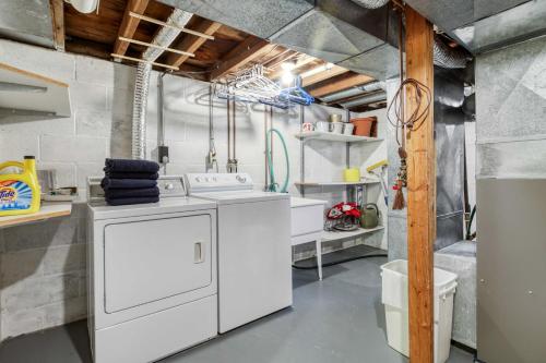 cocina con lavadora en una habitación en Lake Pepin Waterfront Cottage - Steps to Beach!, en Lake City