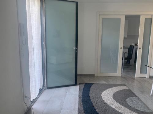 a room with a glass door and a rug at Villa in affitto in Ragalna