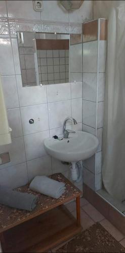 a bathroom with a sink and a shower at Visszavár-Lak privát bérlemény in Badacsonytomaj