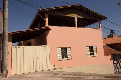 uma casa com um portão e uma cerca em Casa em Baependi em Baependi