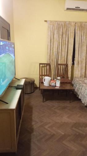 a room with a flat screen tv and a bed at lodecampu in Asunción