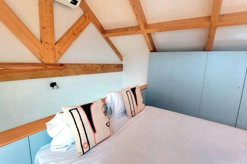 uma cama com duas almofadas num quarto em Oporto City View - Wow Duplex no Porto