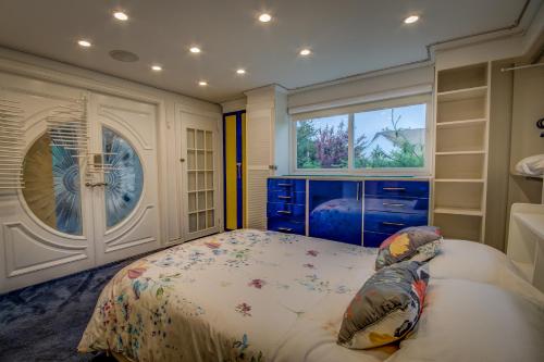 a bedroom with a large bed and a window at GABLES new 2024 in Bayside