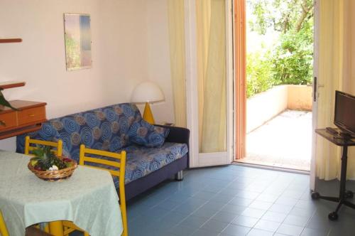 ein Wohnzimmer mit einem Sofa und einem Tisch in der Unterkunft Residence Pianeta Maratea in Maratea