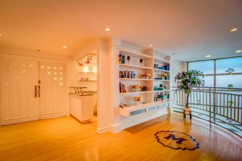 a room with a book shelf with books at GABLES new 2024 in Bayside