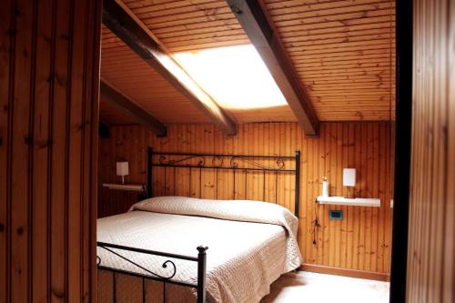 - une chambre avec un lit dans une pièce en bois dans l'établissement Nido Tra Le Stelle E Il Blu, à Odalengo Piccolo