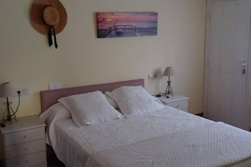 - une chambre avec un lit, 2 tables de nuit et 2 lampes dans l'établissement Apartamento en Vigo próximo a la playa., à Vigo
