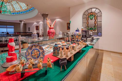 a store filled with lots of different types of ceramics at Presidente InterContinental Puebla by IHG in Puebla