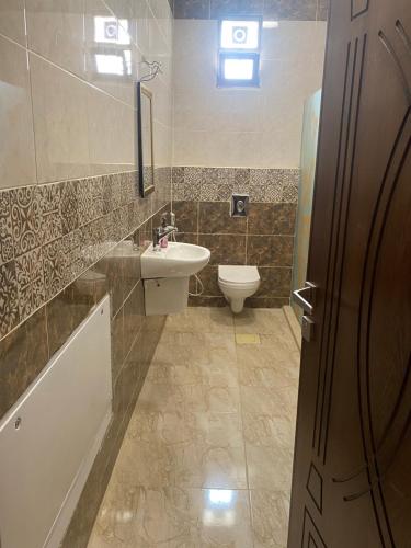 uma casa de banho com um lavatório e um WC em Darkum Apartment em Wadi Musa