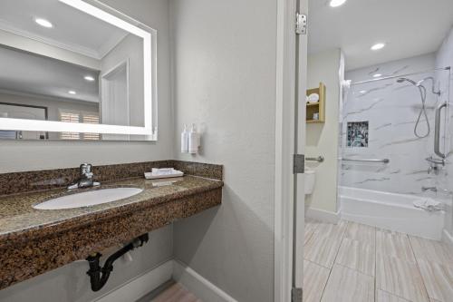 Ένα μπάνιο στο Del Sol Inn Anaheim