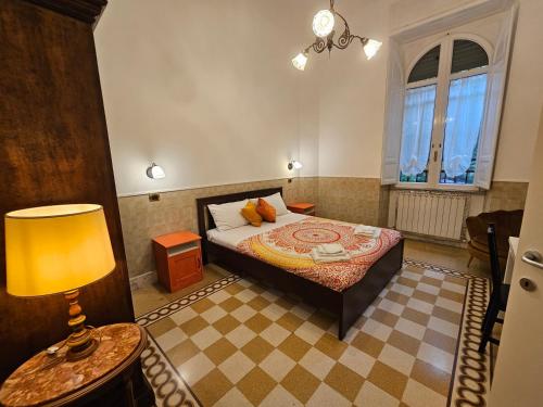 Un pat sau paturi într-o cameră la 4rooms In Rome