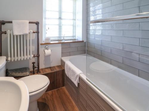 ein Badezimmer mit Badewanne, Toilette und Waschbecken in der Unterkunft Red Fawn Cottage in Blockley