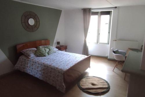 1 dormitorio con cama, ventana y alfombra en Chez Mathilde, maison de 90m2 pour 6 personnes, en Vaucouleurs