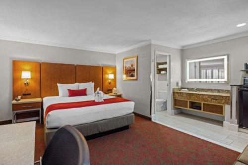Pokój hotelowy z łóżkiem i łazienką w obiekcie Del Sol Inn Anaheim w mieście Anaheim
