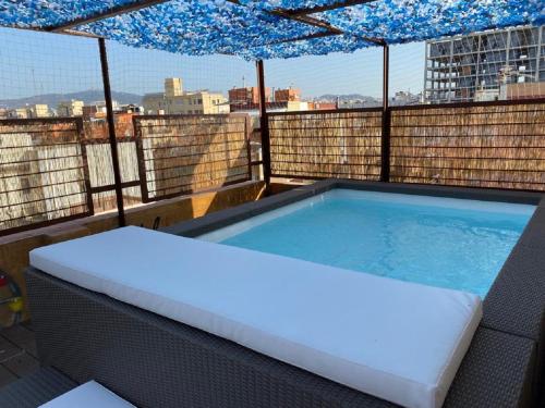 uma banheira de hidromassagem em cima de um edifício em Happy People Ramblas Harbour Apartments em Barcelona