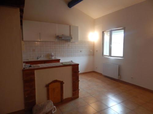 une cuisine vide avec un évier et une fenêtre dans l'établissement F3 HOCHE 2 éme étage, à Coursan