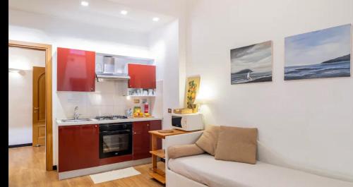 un soggiorno con divano e una cucina di San Lorenzo 21 Apartment a Genova