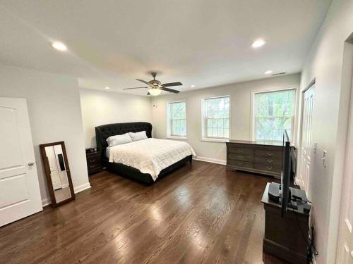 a bedroom with a bed and a ceiling fan at Beautifully Renovated House 10 mins from Downtown in Chicago