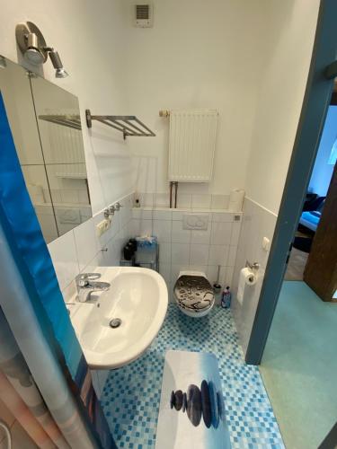 uma casa de banho com um lavatório e um WC em GoyApartment für Handwerker & Business City-nah!! free Netflix! modern! em Bochum