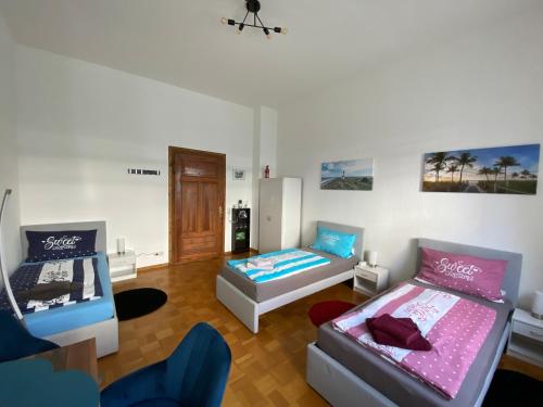 uma sala de estar com duas camas e um sofá em GoyApartment für Handwerker & Business City-nah!! free Netflix! modern! em Bochum