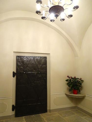 a black door in a room with a chandelier at Stadtpalais Marché-Suite maximal 2 Personen und 1 Kleinkind in Bautzen