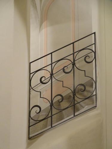 a metal railing on a wall with a window at Stadtpalais Marché-Suite maximal 2 Personen und 1 Kleinkind in Bautzen