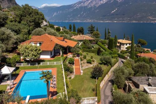une vue aérienne d'une maison avec piscine dans l'établissement Villa Aurora- Villa esclusiva con piscina e splendida vista lago, à Gargnano