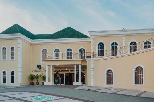 un gran edificio con un balcón en la parte superior. en Hotel Mirador Plaza, en San Salvador