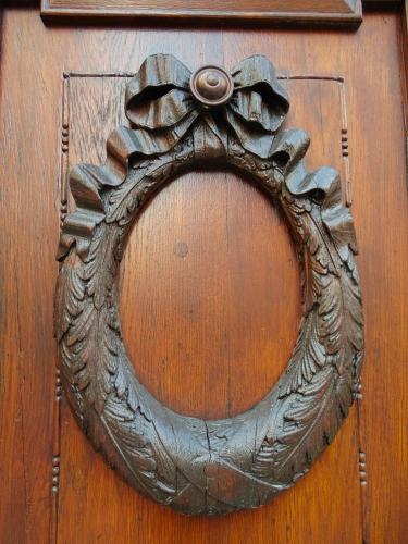 a wooden door with a bronze wreath on it at Stadtpalais Marché-Suite maximal 2 Personen und 1 Kleinkind in Bautzen