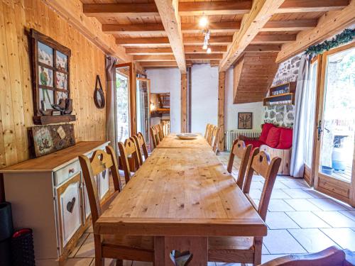 comedor con mesa de madera y sillas en Ecrins Lodge, en Le Bourg-dʼOisans