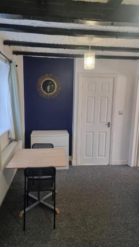 ノッティンガムにあるEn Suite room with kitchen facilitiesのテーブルと椅子、ドア付きの部屋
