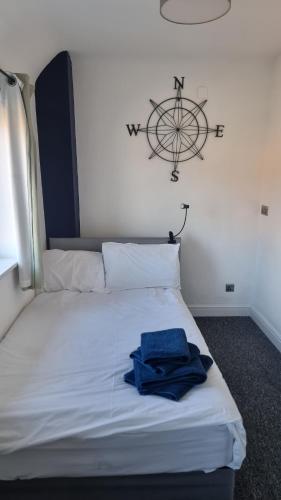 una camera con un letto bianco con una bilancia a muro di En suite room with kitchen facilities a Nottingham