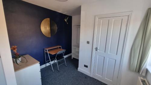 una stanza con una porta bianca e una sedia di En suite room with kitchen facilities a Nottingham