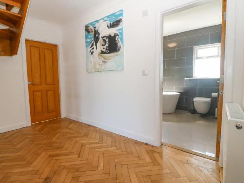 a room with a hallway with a door and a bathroom at Glanffraw in Aberffraw