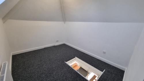 een lege kamer met witte muren en een witte vloer bij En Suite room with kitchen facilities in Nottingham