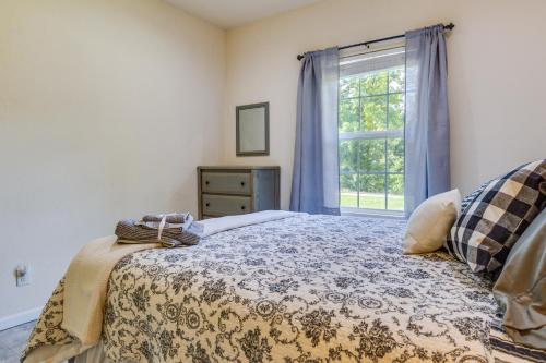 - une chambre avec un lit et une fenêtre dans l'établissement Charming Gravois Mills Escape with Private Backyard!, à Gravois Mills