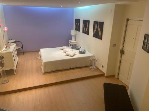 1 dormitorio con 1 cama y 1 mesa con lámpara en Marialva near the beach - bed&breakfast, en Corroios