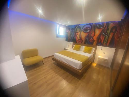 1 dormitorio con 1 cama y una pintura en la pared en Modern sea front apartment in Garachico 3, en Garachico