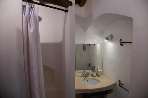 un bagno con lavandino e tenda da doccia di Quinta de Evoramonte a Estremoz