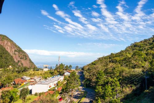 eine kleine Stadt in einem Tal zwischen zwei Bergen in der Unterkunft Hotel Bel Air in Teresópolis