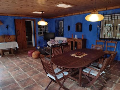 ein Esszimmer mit einem Holztisch und Stühlen in der Unterkunft EL RETIRO in Sanlúcar de Barrameda