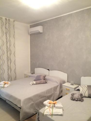 a bedroom with two beds with towels on the tables at B&B Giorgio La Pira in Santa Maria del Focallo