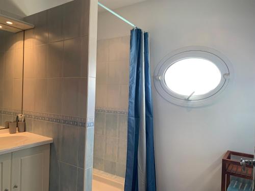 uma casa de banho com uma cortina de chuveiro e uma janela em Villa Madou em Rochefort-du-Gard