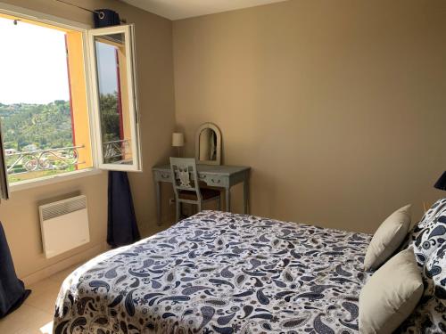 um quarto com uma cama, uma secretária e uma janela em Villa Madou em Rochefort-du-Gard
