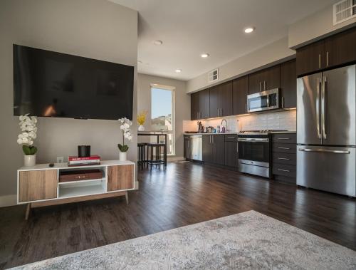 Billede fra billedgalleriet på KING BED Modern 2 Bed 2 Bath Pool & Hot Tub i Mountain View