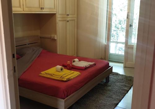 ein Schlafzimmer mit einem Bett mit zwei Handtüchern darauf in der Unterkunft Peppe Home Fontana del Trianon in Parma