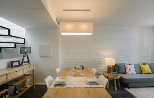 sala de estar con mesa y sofá en Oporto Welcome Apartments - Ribeira Negra, en Oporto