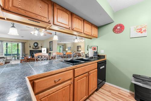 Kuchyň nebo kuchyňský kout v ubytování Bluffs Oasis Condo