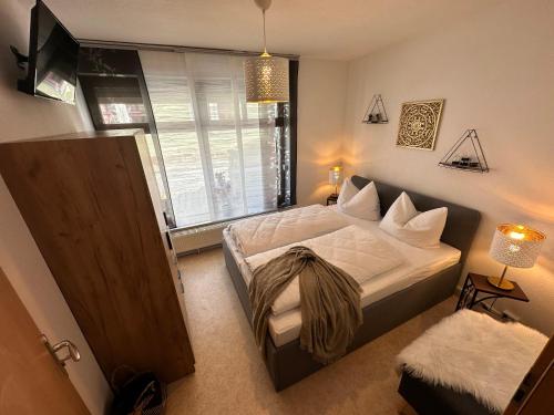 ein kleines Schlafzimmer mit einem Bett und einem Fenster in der Unterkunft Naumburger Charme "Goldener Steiger" in Naumburg